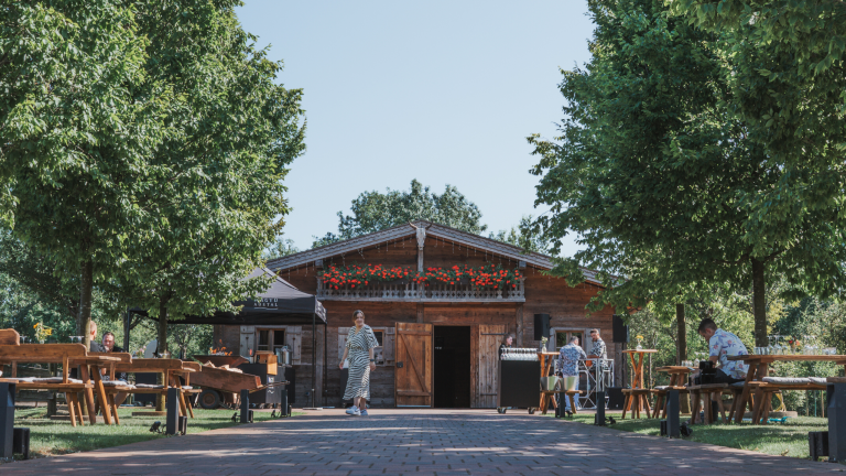 1 Huette Frontansicht Kopie Scaled.png