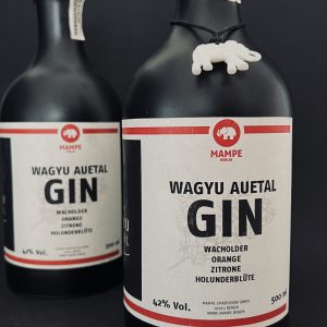 Zwei Flaschen Wagyu Auetal Gin als stimmungsvolles Motiv für das Gin-Tasting in der Wagyu-Hütte (keine Flaschen im Verkauf)