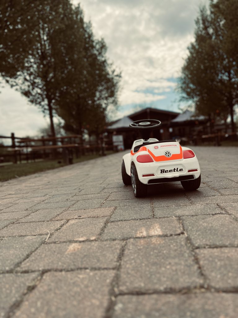 Kinderfahrzeug im Einsatz beim Vatertagsevent auf dem Hof von Wagyu Auetal – Teil des kostenlosen Kinderprogramms in Zusammenarbeit mit den Johannitern.