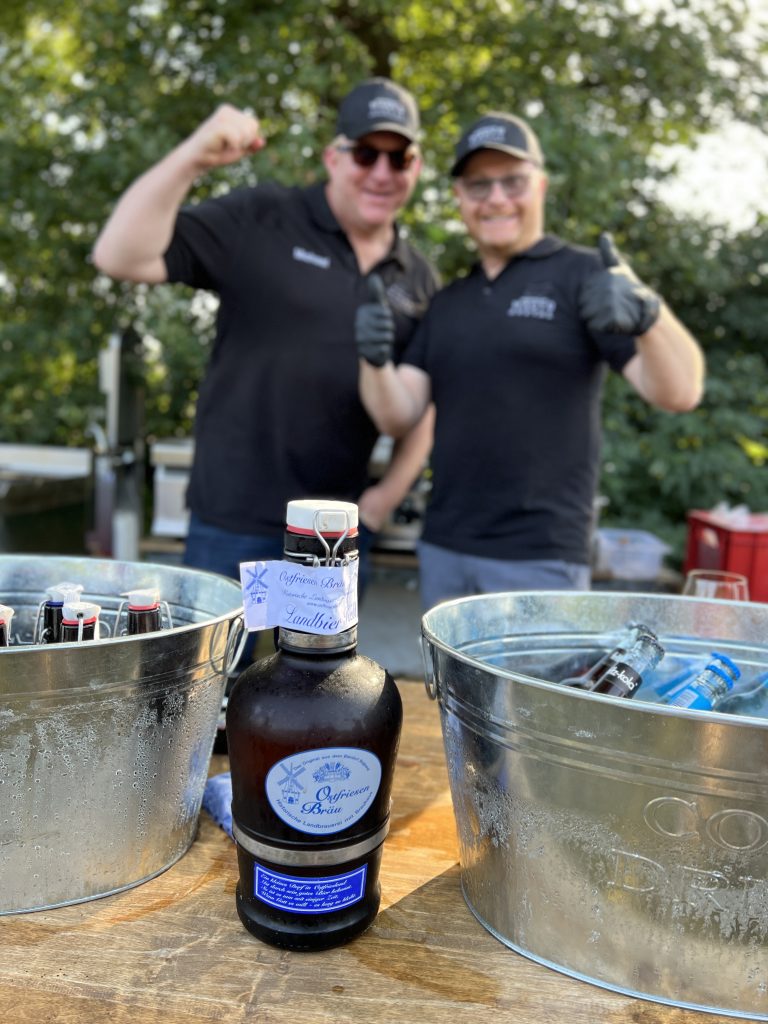 Zwei Männer stoßen zum Vatertag mit Ostfriesen Bräu an – exklusive Biermomente, eisgekühlte Drinks und gute Laune bei Wagyu Auetal.